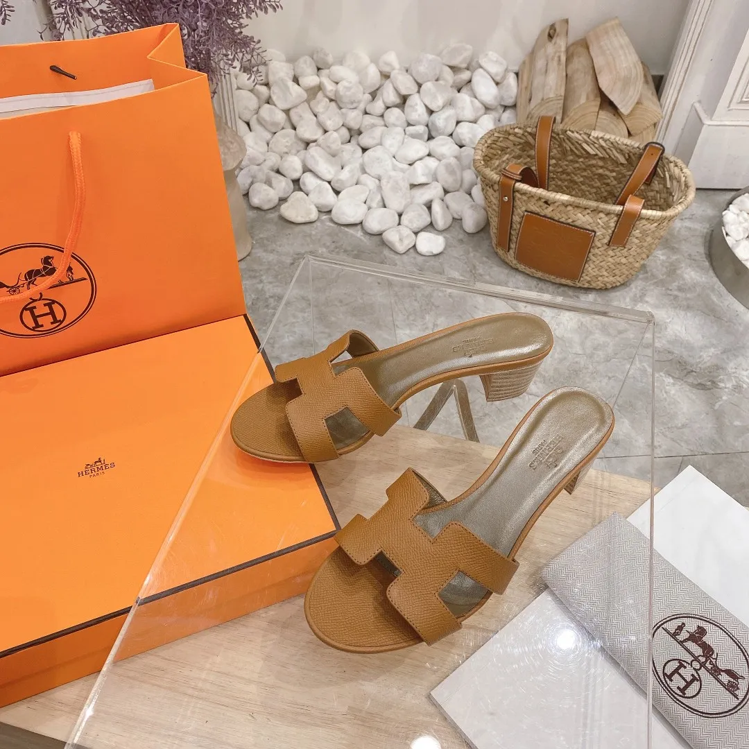 👟👟Ex-factory price 300👟👟 Genuine leather sole +40 🦄Hermès "Palm Print" has added new color sandals, "Year-round shipment" with three-dimensional concave and convex feeling on the classic "H" upper... It is a must-have item in your wardrobe, and it is magically versatile in this summer! This model fully demonstrates the classic Hermès style "palm print". Classic calfskin material ~ imported sheepskin. Lining 🐎Size: 34~42. Heel height ② type: low heel 1.5cm. Medium heel 4.5cm. Genuine leather sole +40 rubber sole.